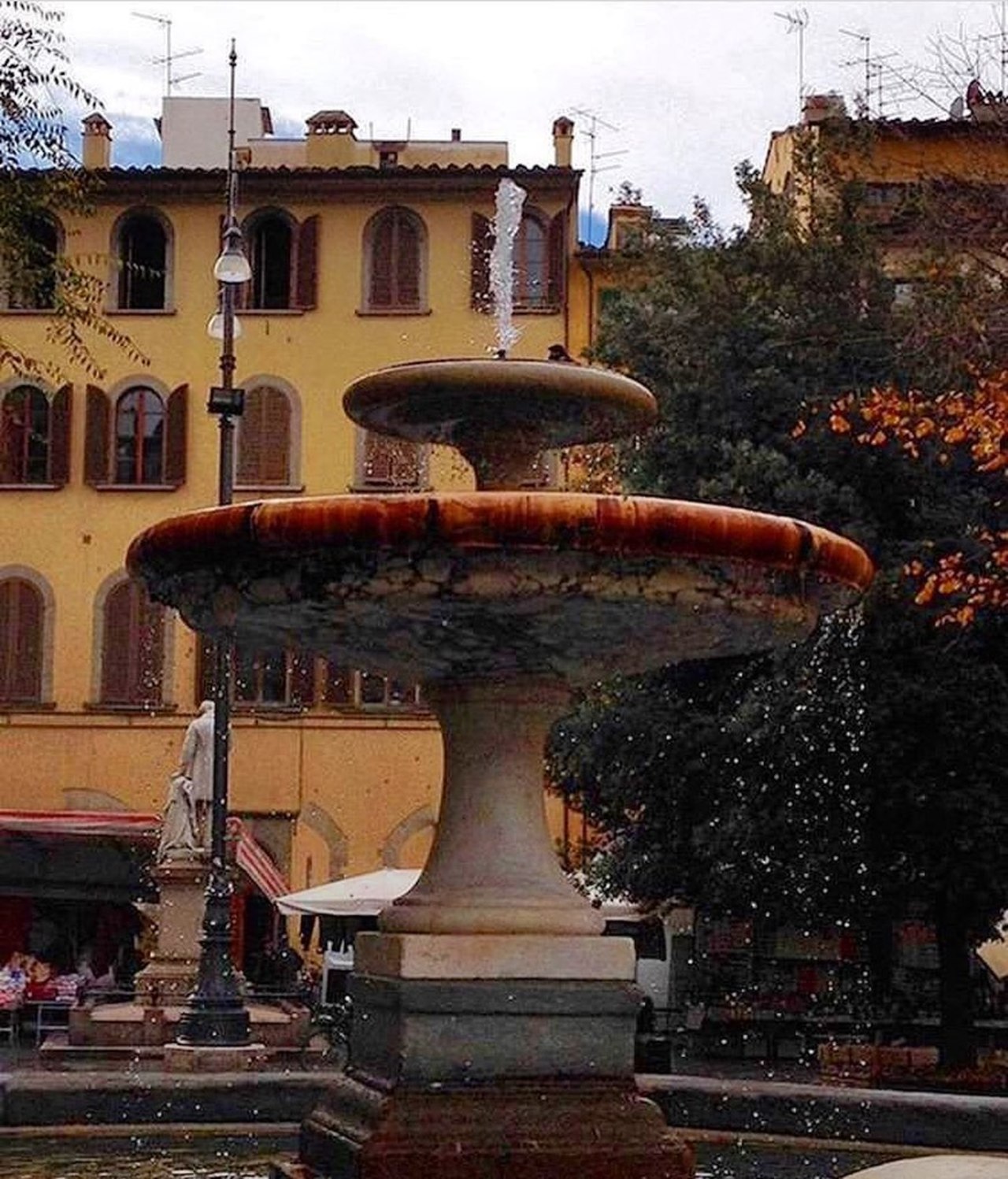 Our neighborhood: Piazza Santo Spirito. #vacationrental now available for rent. Links to our website & AIRBNB page in bio.
.
#piazzasantospiritofirenze #oltrarno #oltrarnofiorentino #oltrarnofirenze #florence #firenze #santospirito #italy #vacationtime #vacationtime #vacationrentals #airbnb #vacationhomes #airbnbflorence #vacationhome #ig_florence #ig_firenze #igerflorence #igerfirenze .
.
visit us at www.aptoltrarno.wix.com/home