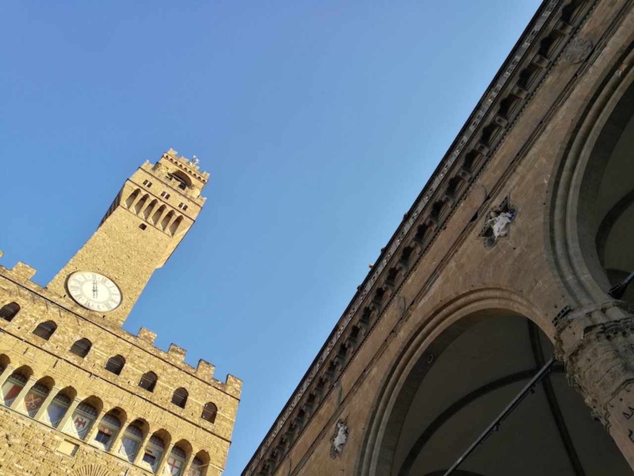 #Buongiorno con il cielo tra la #LoggiadeiLanzi e #PalazzoVecchio. The #Beauty of #Florence is still here... ♥️ @comunefi https://t.co/PeLXG4IbKN