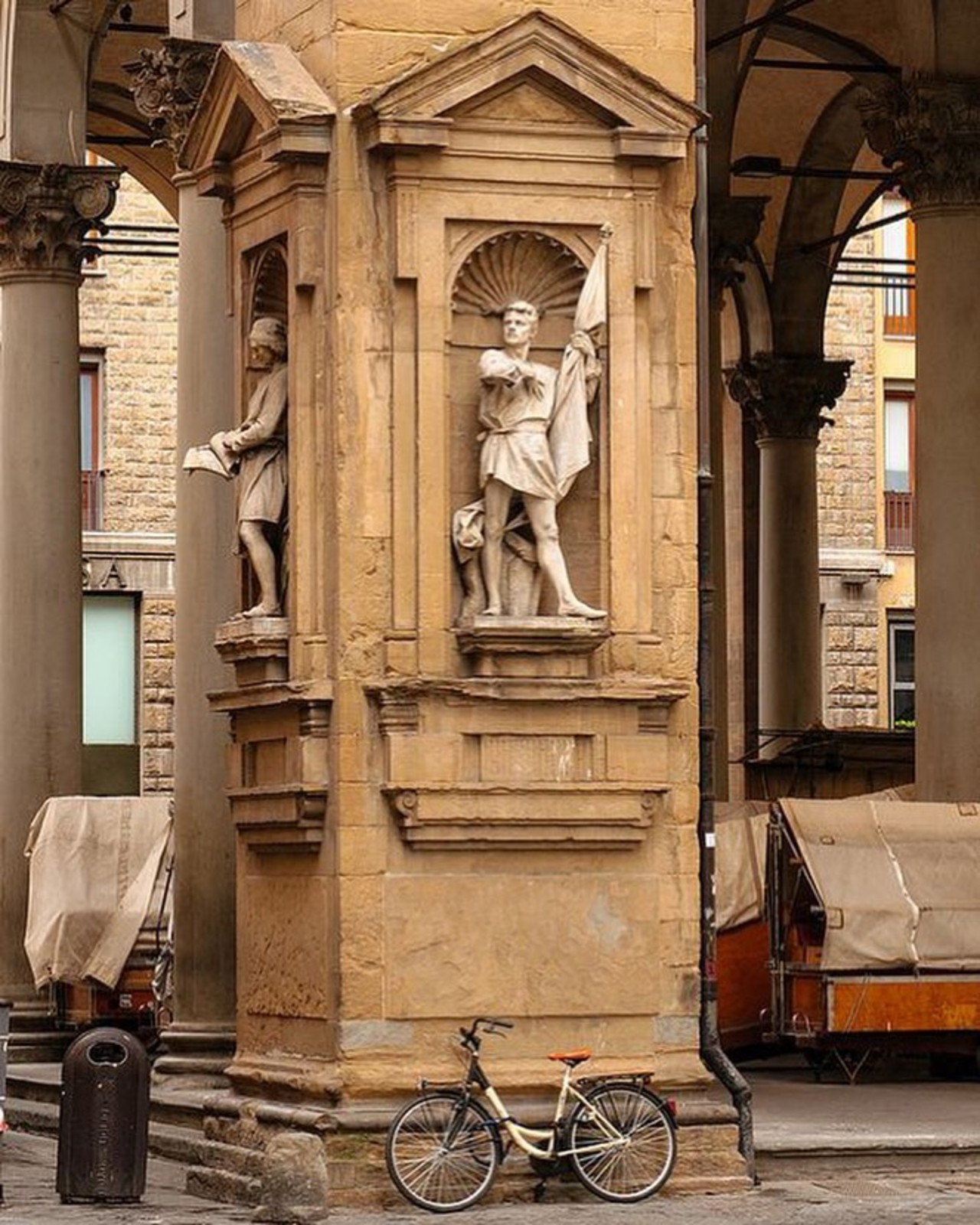 Loggia del Marcato Nuovo, Firenze.
📷 bautisterias flickr

#loggiamercatonuovo #firenze #florence #florença #bicicleta #italia #italy